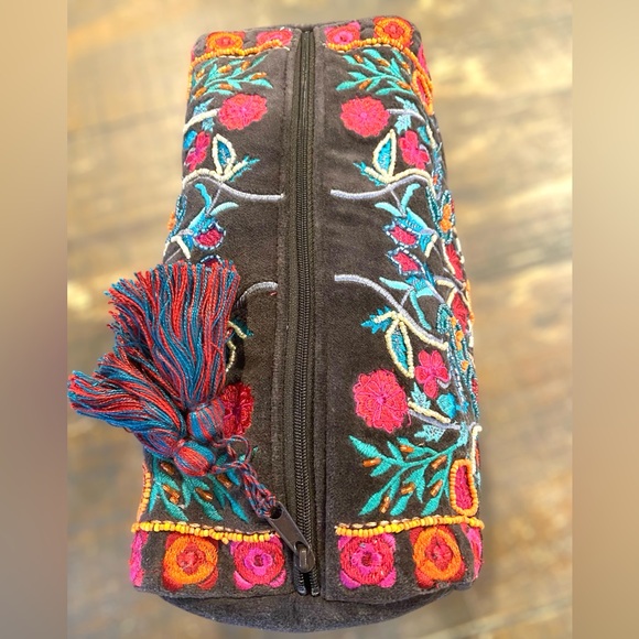 🌸 Velvet Anthro Embroidered Zip Carry All - Picture 3 of 5